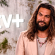 Image for article titled Here's Jason Momoa giving "cookie kisses" to a dang bear